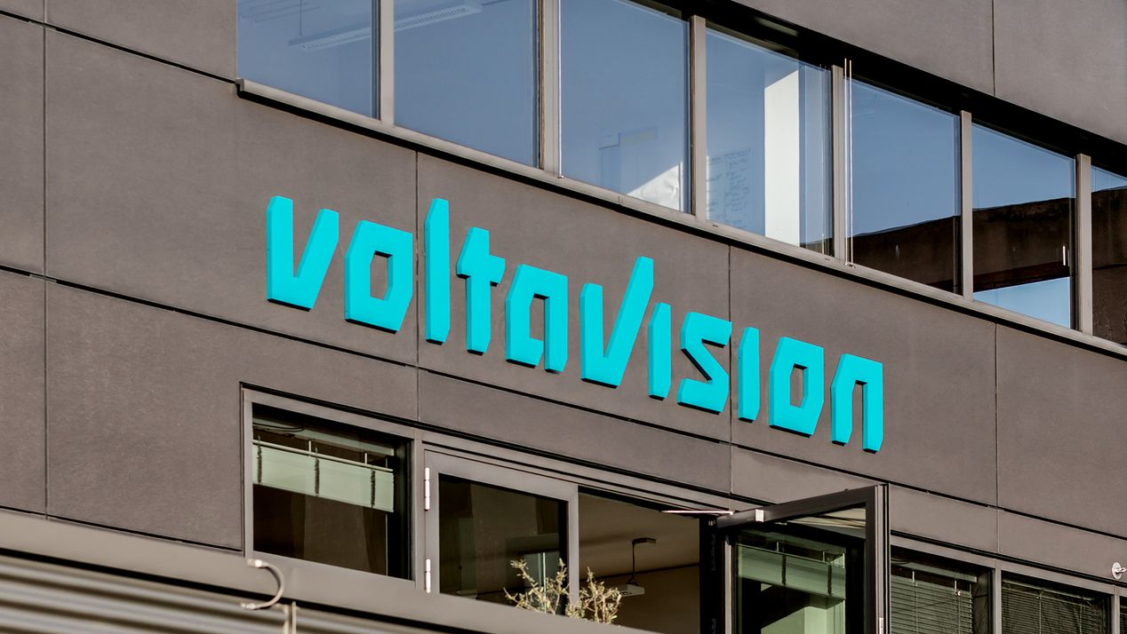 Die von Labor b gestaltete Voltavision-Wortmarke als Beschilderung an der Gebäudefassade eines Unternehmensstandorts.
