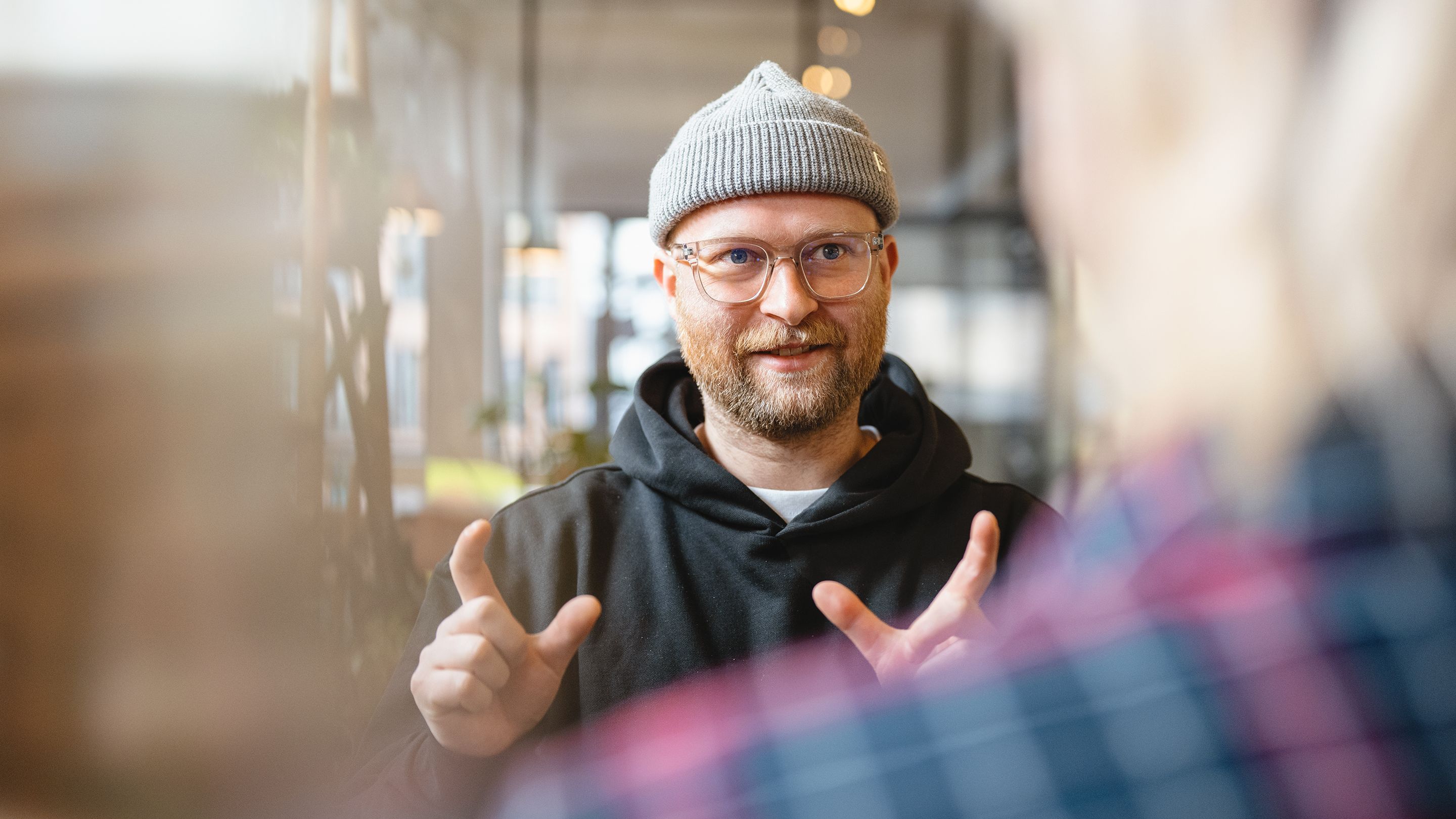 Zwei Screendesigner von Labor b im gestenreichen Dialog.