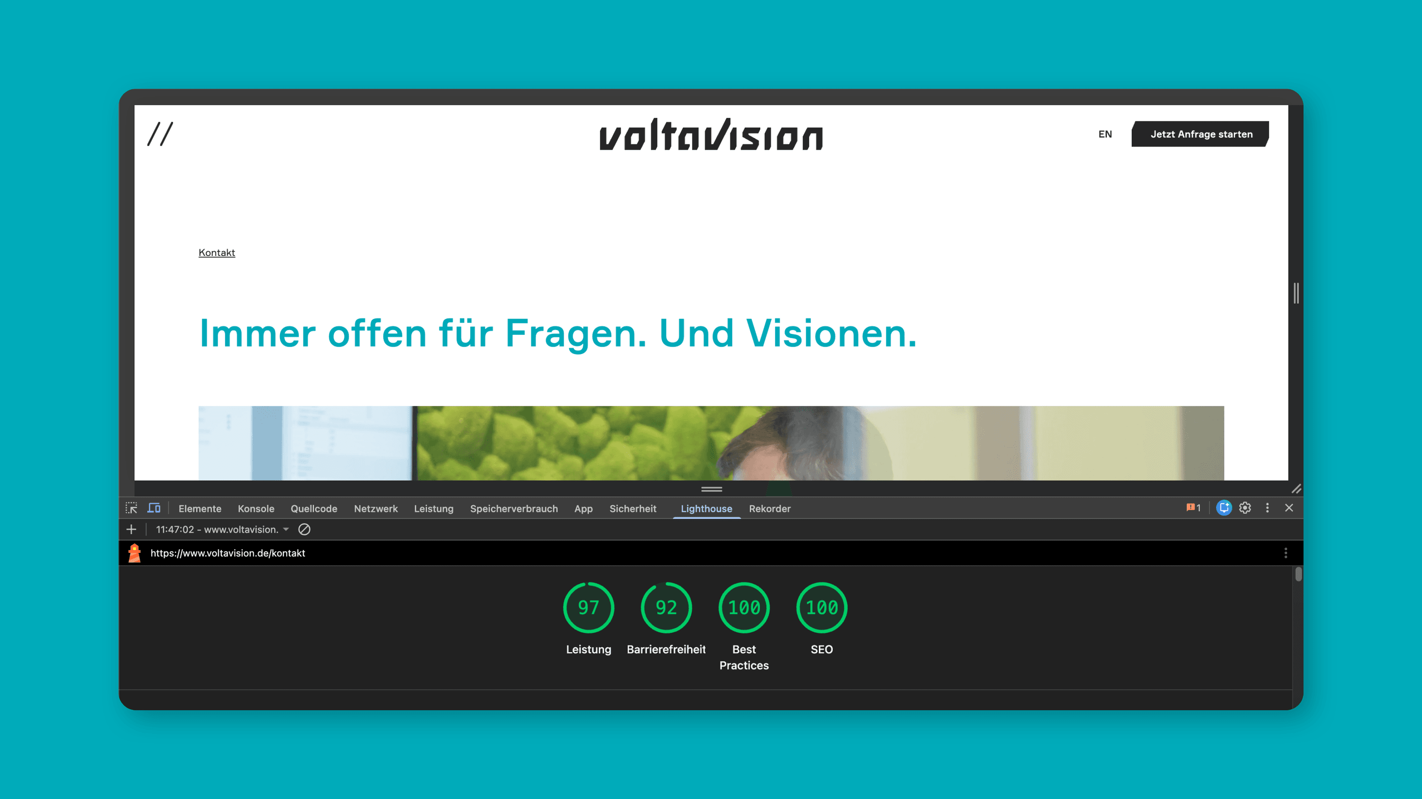 Ein Screenshot zeigt die guten Lighthouse-Werte für die von Labor b entwickelte Voltavision-Website: Leistung 97 Punkte, Barrierefreiheit 92 Punkte, Best Practices 100 Punkte, SEO 100 Punkte.