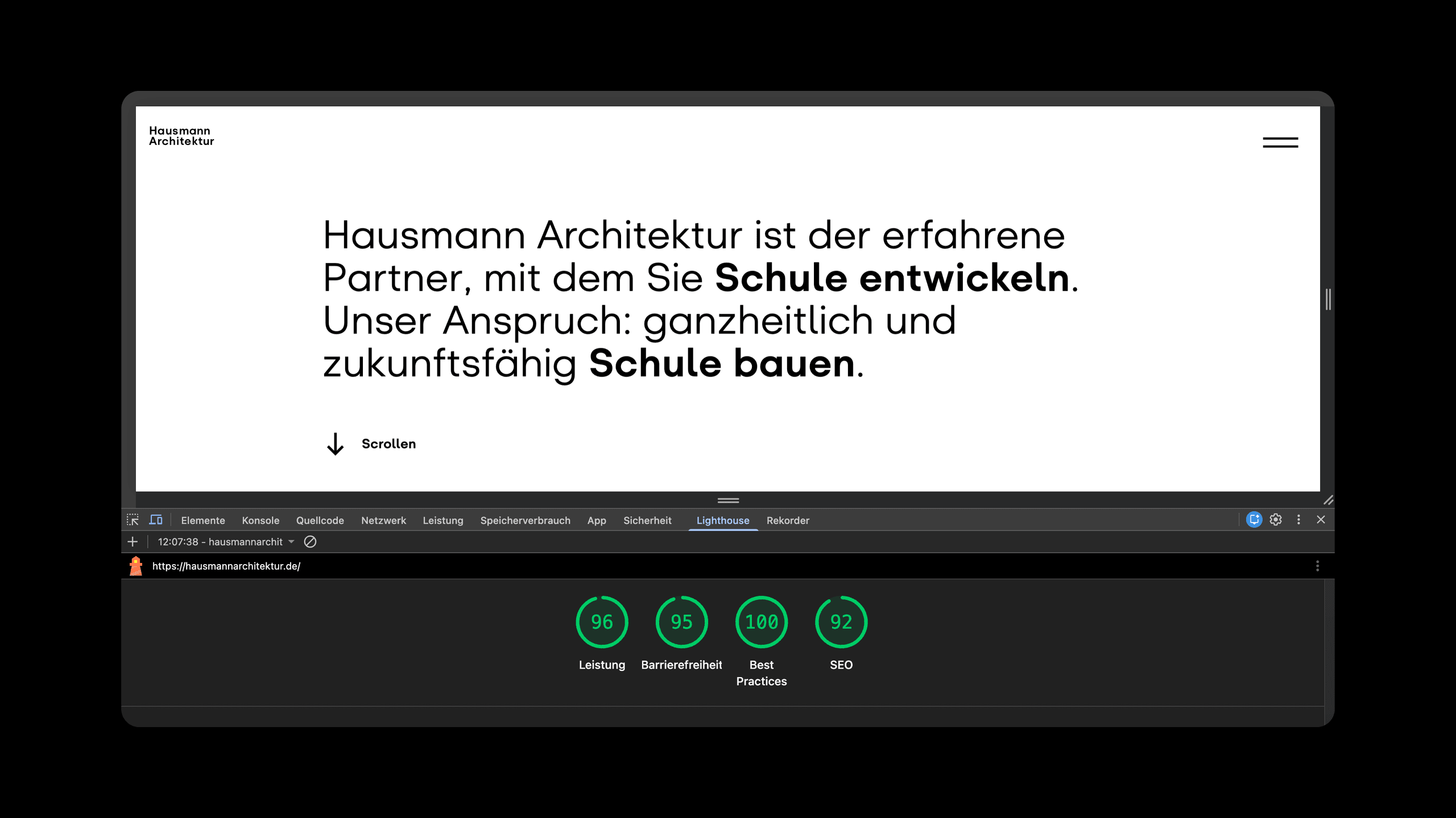 Ein Screenshot zeigt die Lighthouse-Werte für die von Labor b entwickelte Hausmann Architektur-Website: Leistung 96 Punkte, Barrierefreiheit 95 Punkte, Best Practices 100 Punkte, SEO 92 Punkte.