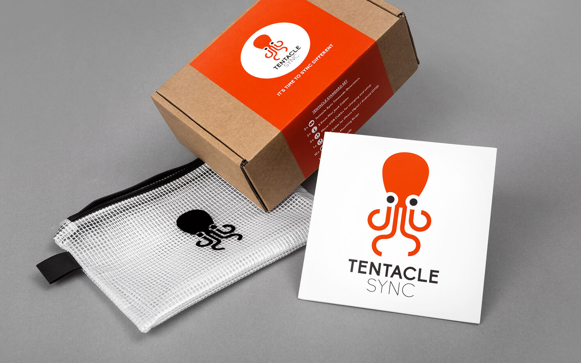 Aufnahme der Verpackung im Tentacle Sync Corporate Design: Karton mit Banderole, Aufbewahrungstasche und Datenträger mit Software